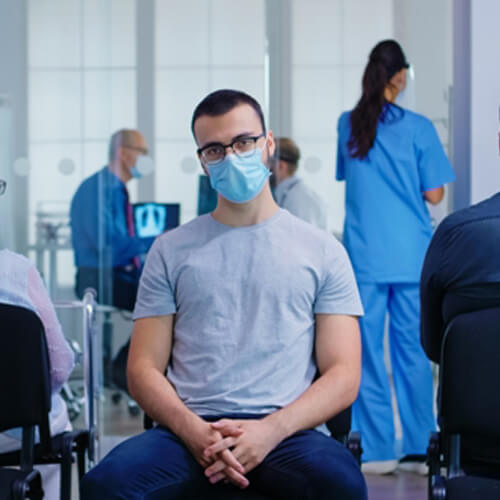 Мужчина ожидает приема в медицинской клинике